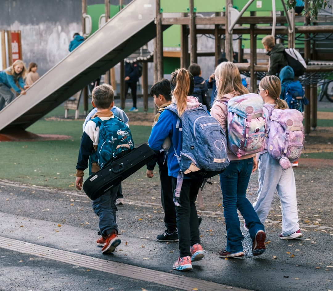 Følgegruppe med barn som går til skolen på Haugerud.