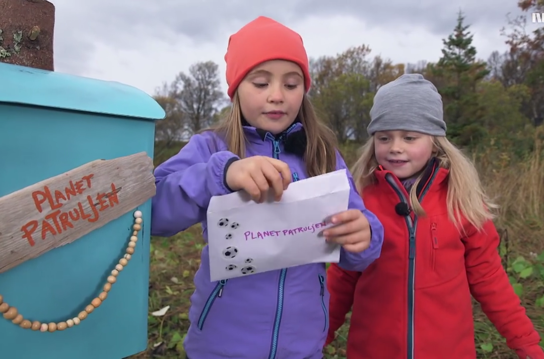 To jenter som får brev fra Planetpatruljen
