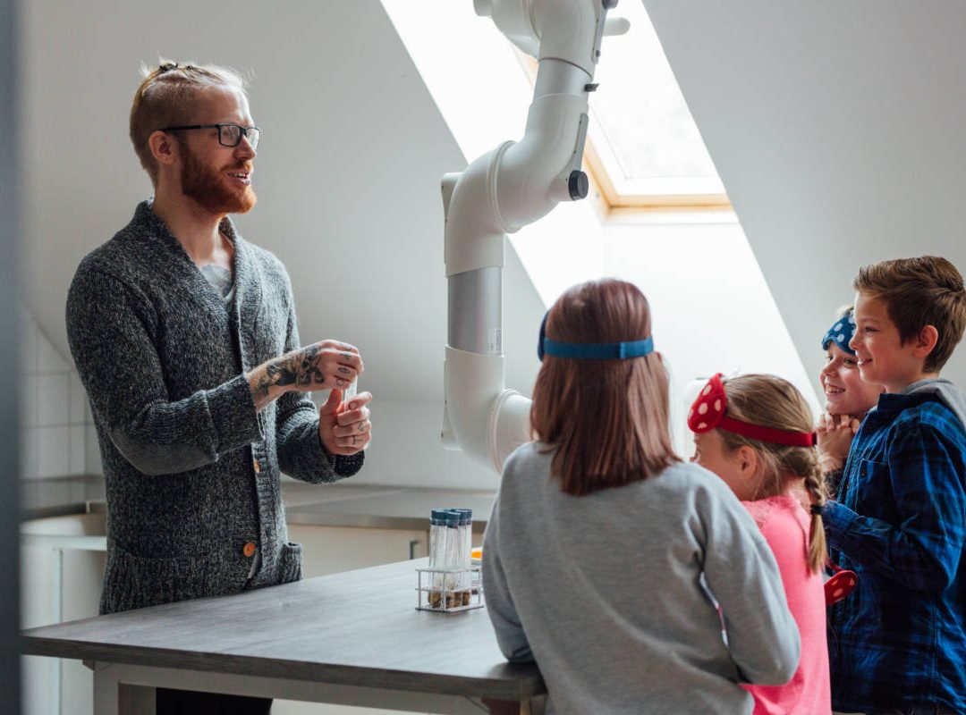 lærer og elever utfører eksperiment - klimaspillet vitenparken