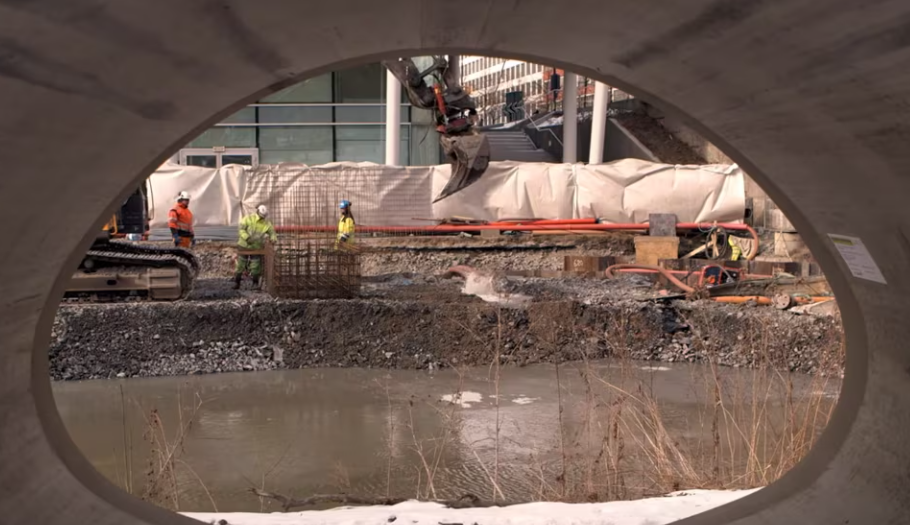 byggeplass oversvømt av vann