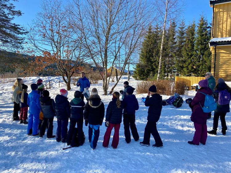 barn står i rung ute rundt lærer i snøen - praktisk værforståelse for mellomtrinnet