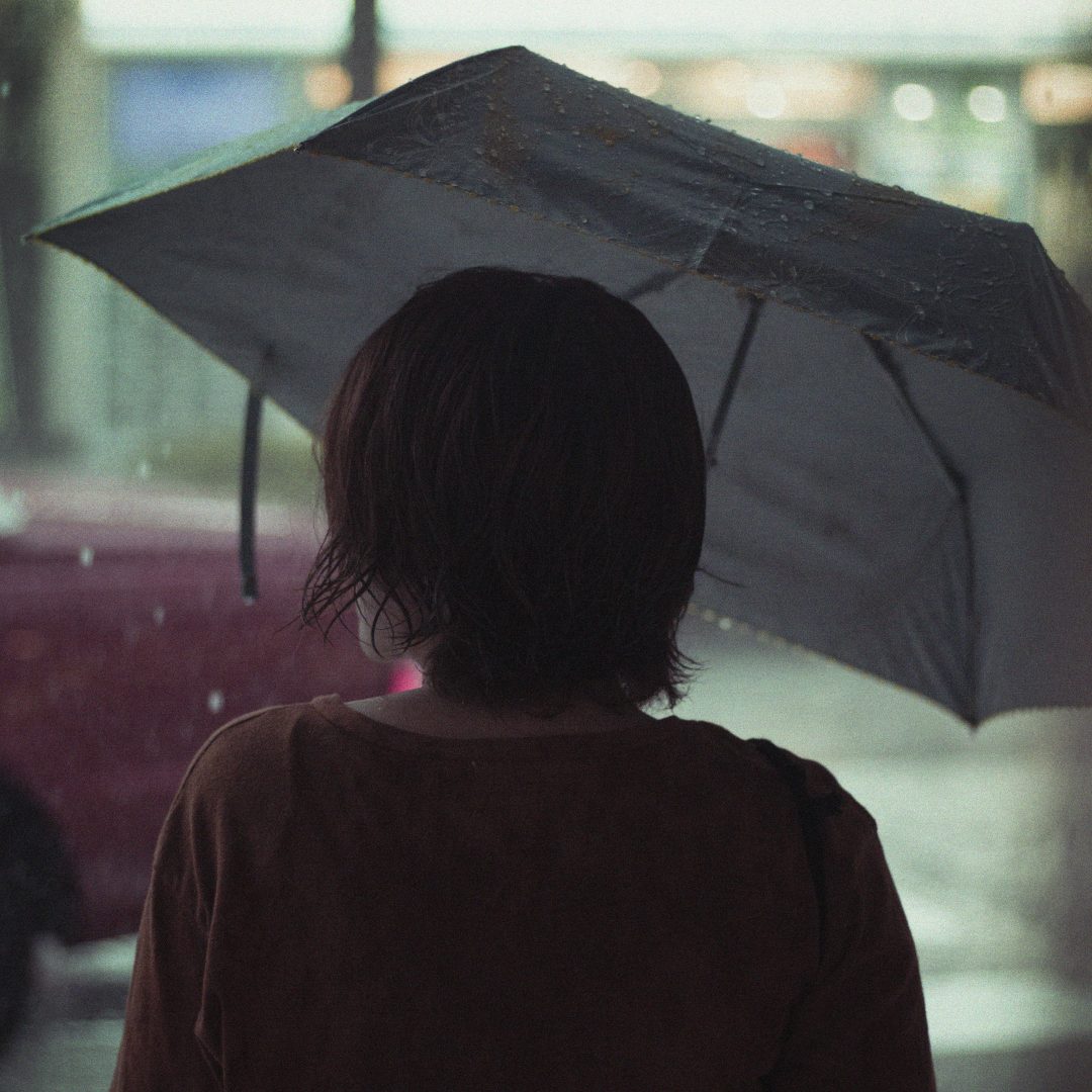 kvinne med paraply - været i 2050