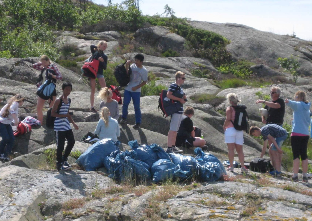 Elever som rydder svaberg for marin forsøpling