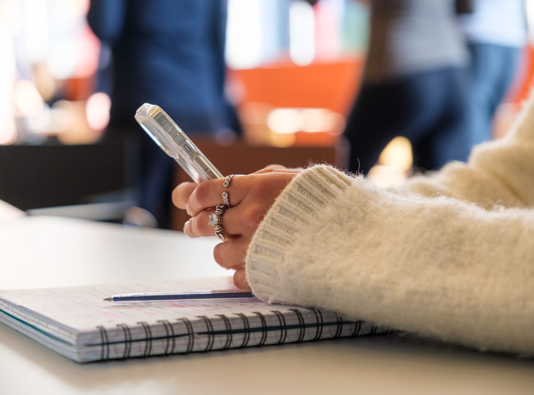 Skoleelev tekster på telefonen på Blindern vgs