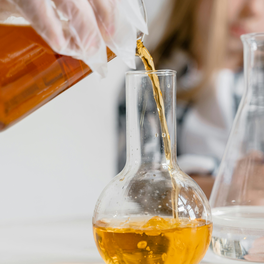 viser forsøk med væske i glassbeholdere - forskning