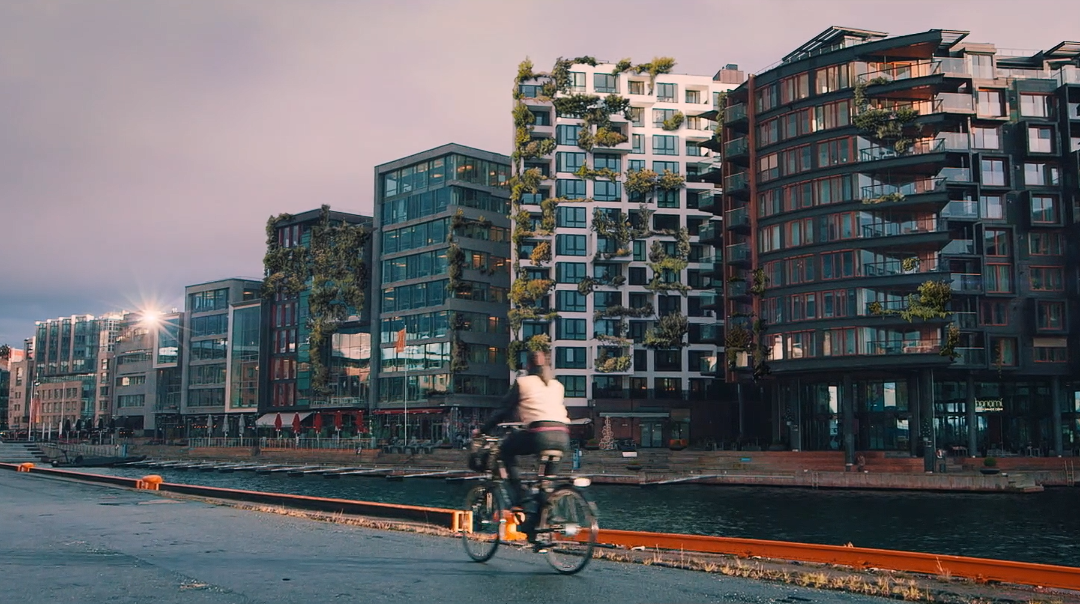 dame som sykler i storby - lavutslippsamfunnet 2050