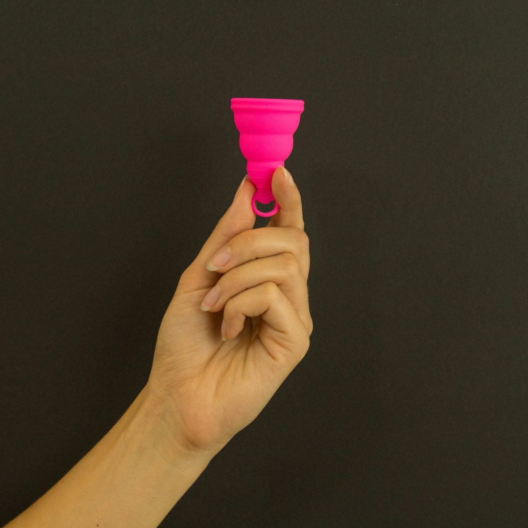 kvinnehånd som holder en mensen kopp - miljømens