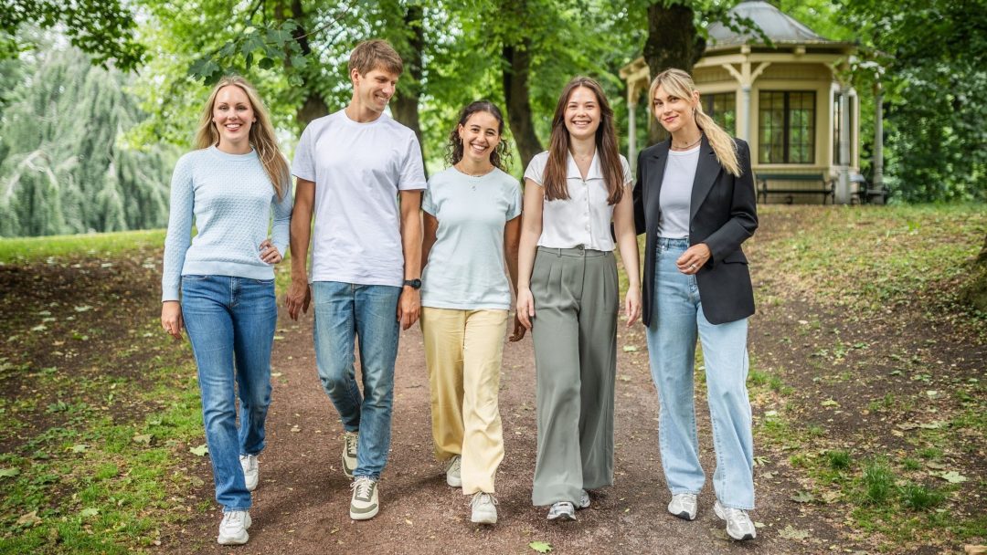 bilde av fem klimapiloter som holder klimaforedrag for skolen