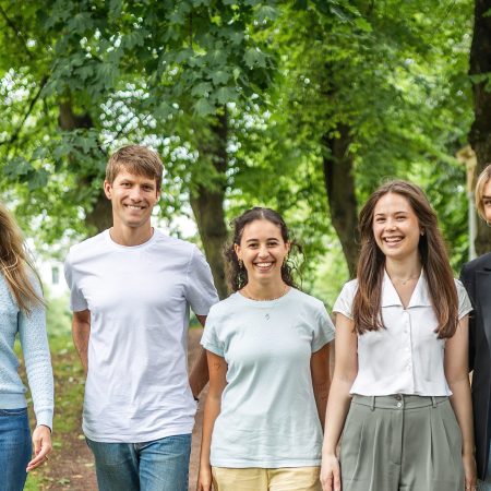 Fem klimapiloter står sammen i park