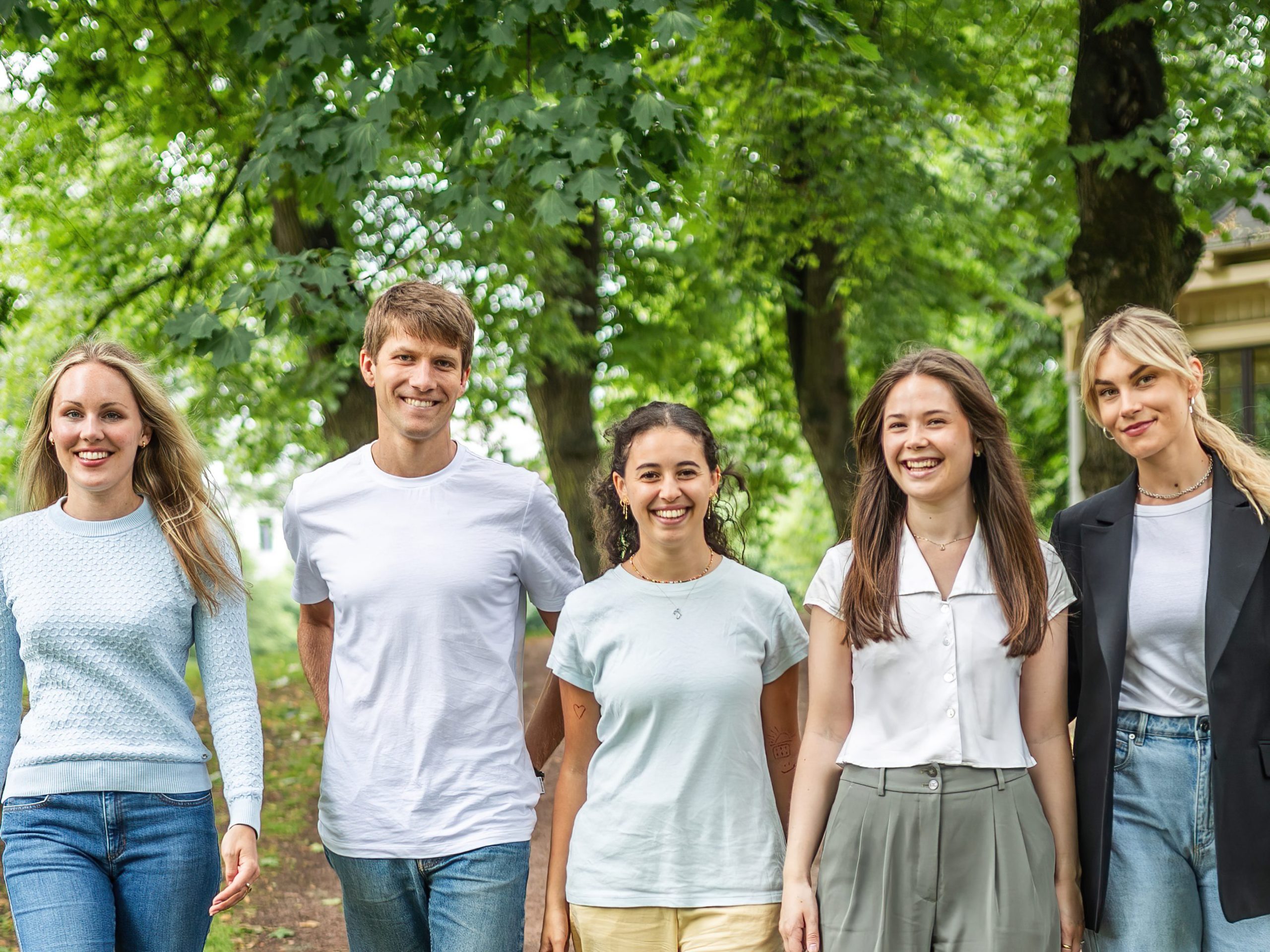 Fem klimapiloter står sammen i park