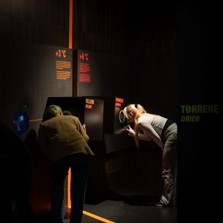 Elever ser på utstilling på Klimahuset -undervisningsopplegg i Klimahuset