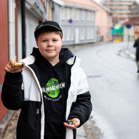 gutt viser frem et batteri - Batterijakten 2026