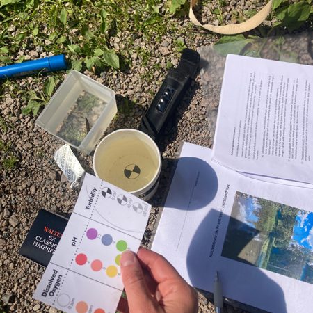 Uteskole med skjema og papir