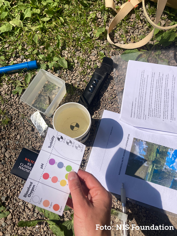 Uteskole med skjema og papir