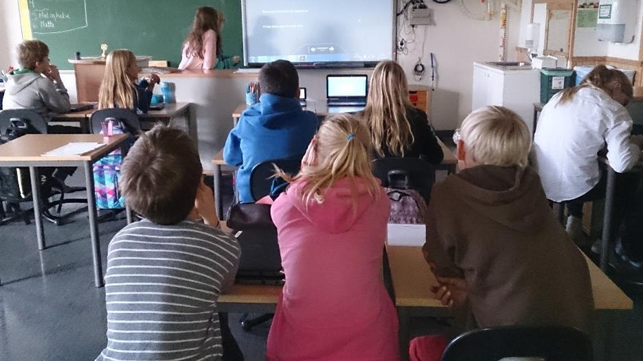 bilde av ryggene til elever i et klasserom - Klimaundervisning i klasserommet