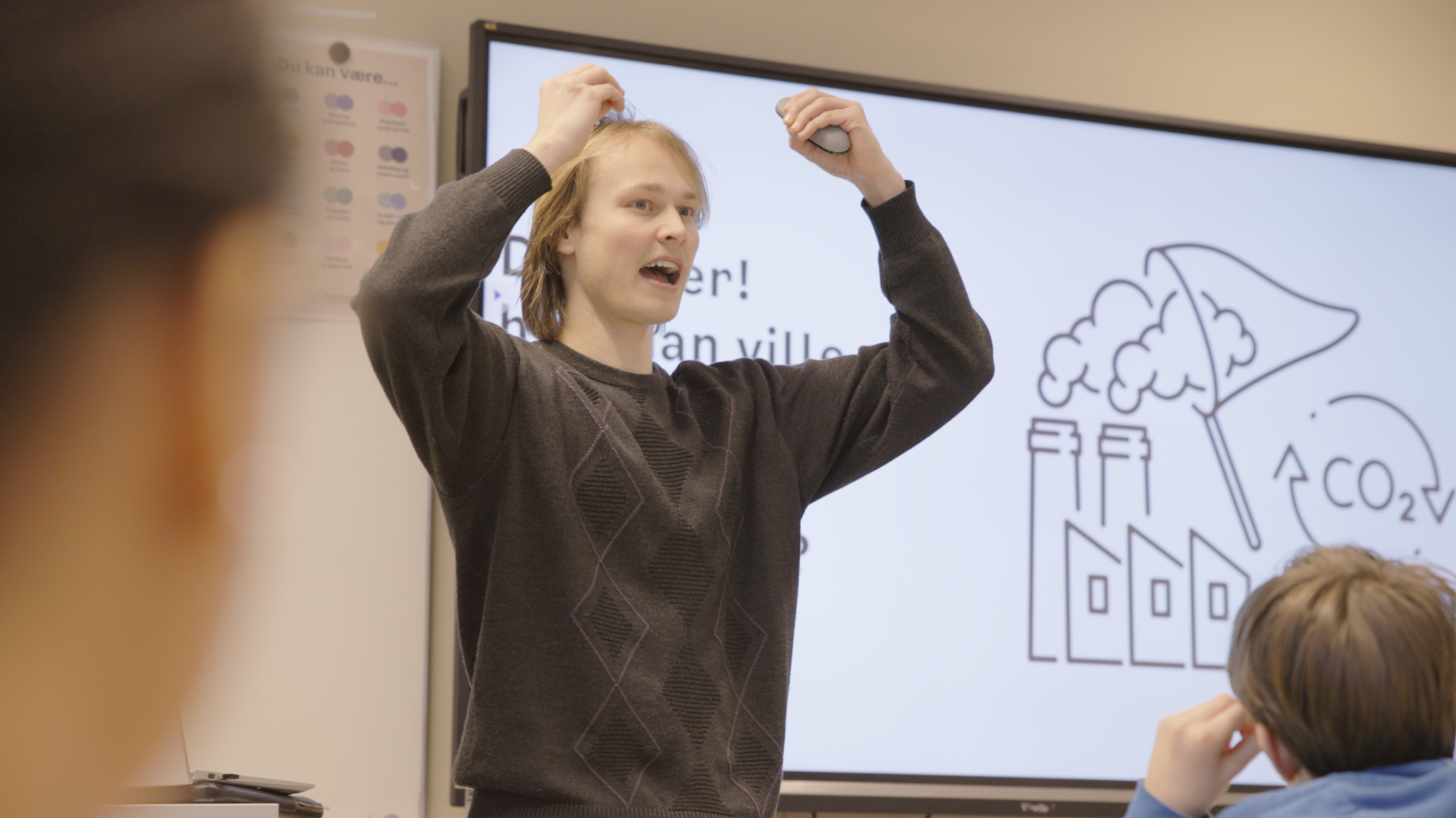 foredragsholder med hendene i været