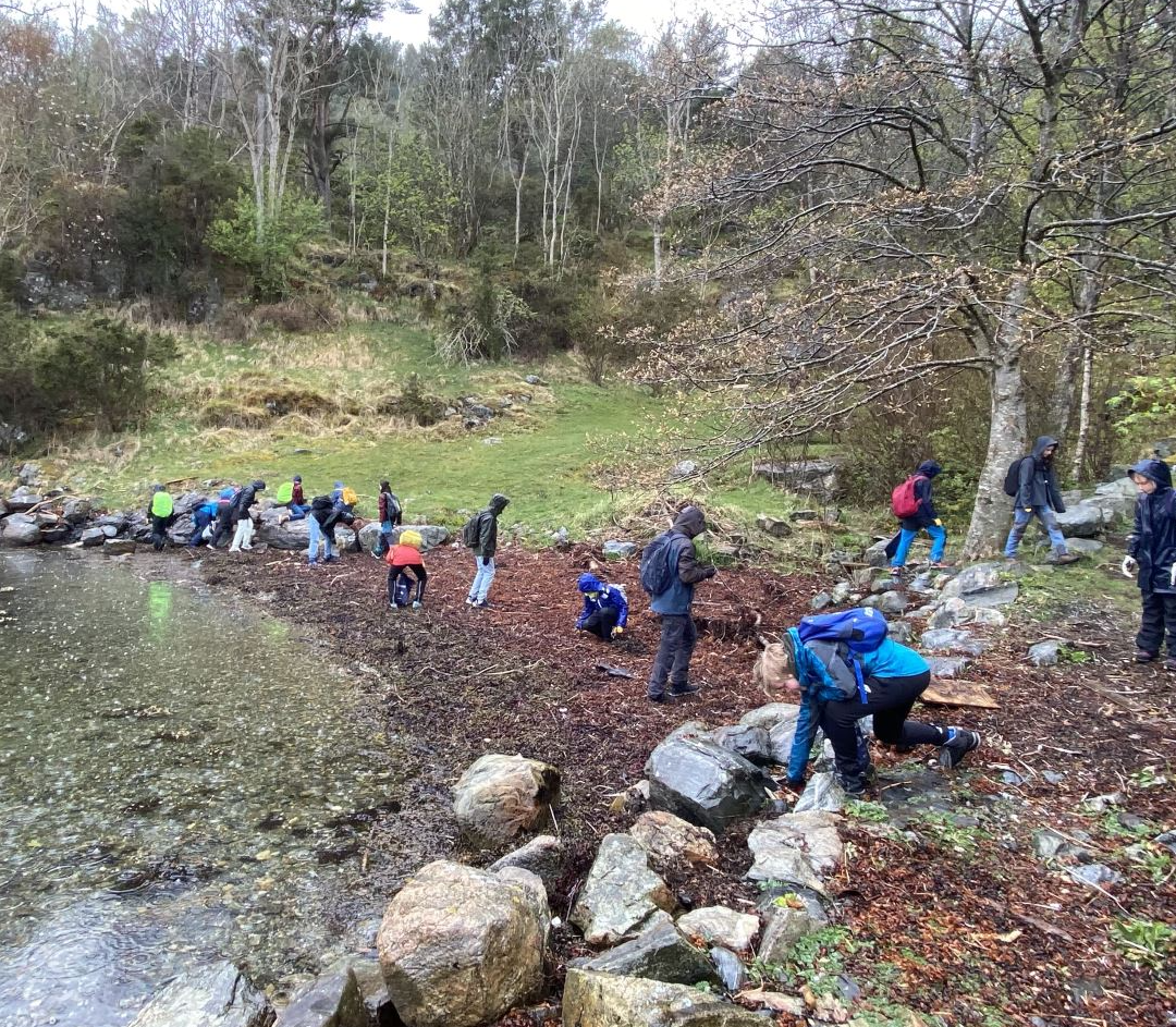 Klasse på tur i skogen. Foto: Kai Grieg/FN-Sambandet