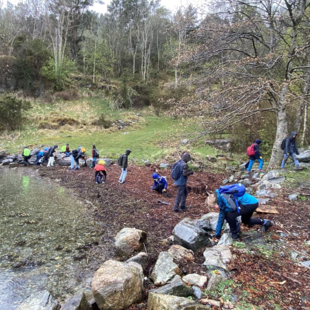 Klasse på tur i skogen. Foto: Kai Grieg/FN-Sambandet